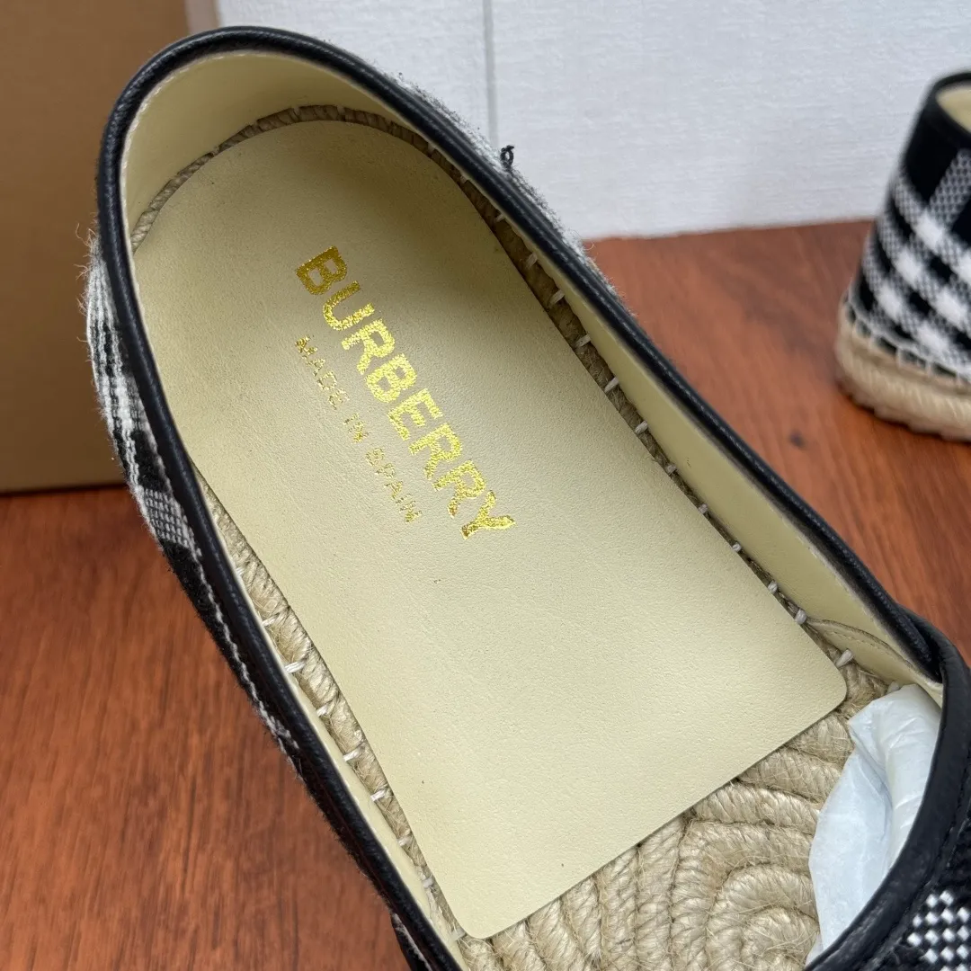Batch 600 Burberry/Burberry new summer men's embroidered straw fisherman shoes, cool slip-on straw shoes! Encounter British fashion with Burberry espadrilles, a perfect blend of classic and fashionable. The unique printing on the upper is a manifestation of the brand's style. Every color and every pattern tells the story of England. Straw soles bring a natural texture, comfortable and chic. Whether you are strolling in the city streets or heading to the beach for vacation, it can add elegance and charm to you, easily become the center of attention, and start your own fashion journey. Classic knitted canvas upper, with thin calfskin lining suitable for summer, straw lining, genuine leather patch at the bottom of the heel, hemming technology, and Mark stitching details! Anti-slip rubber bottom layer, integrated injection molding of large LOGO letters and badges, multiple colors and styles to choose from, complete package! Size: 39-40-41-42-43-44 Normal size Item number: 2025-5 knitted black
